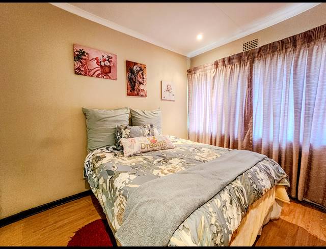 4 BEDROOM HOUSE FOR SALE IN CONSTANTIA KLOOF